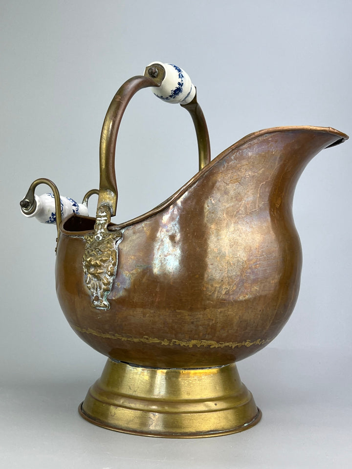 Versatoio in rame per carbone con manici in porcellana decorata