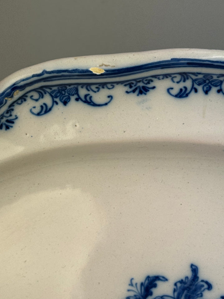 Vassoio vintage in ceramica bianca con decoro floreale blu