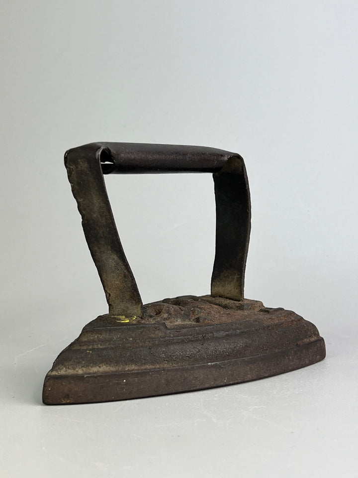 Ferro da stiro antico in ghisa