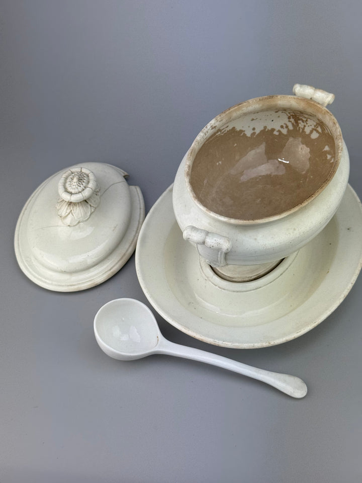 Zuppiera in ceramica Wedgwood bianca con cucchiaio vintage