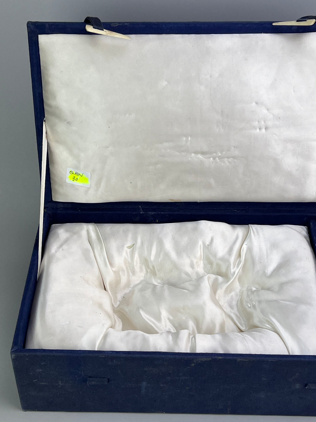 Scultura orientale in giada, Fenice su base in legno intagliato