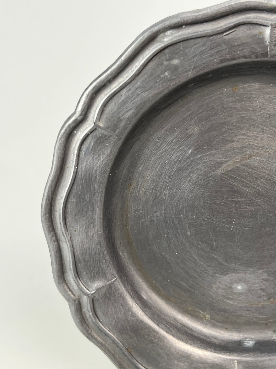 Set di 12 sottobicchieri in peltro e bordo sagomato