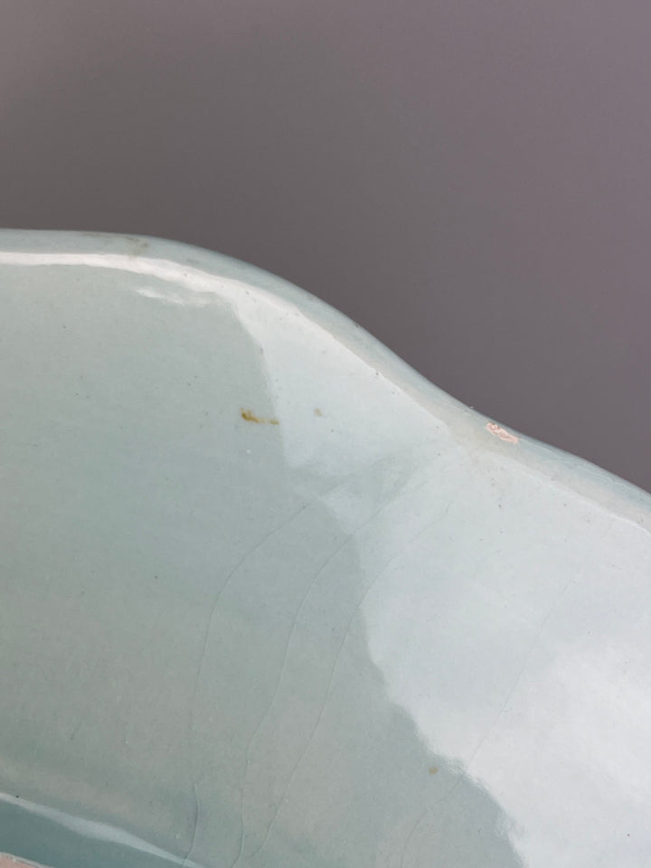 Piatto decorativo in ceramica azzurra con fragole in rilievo