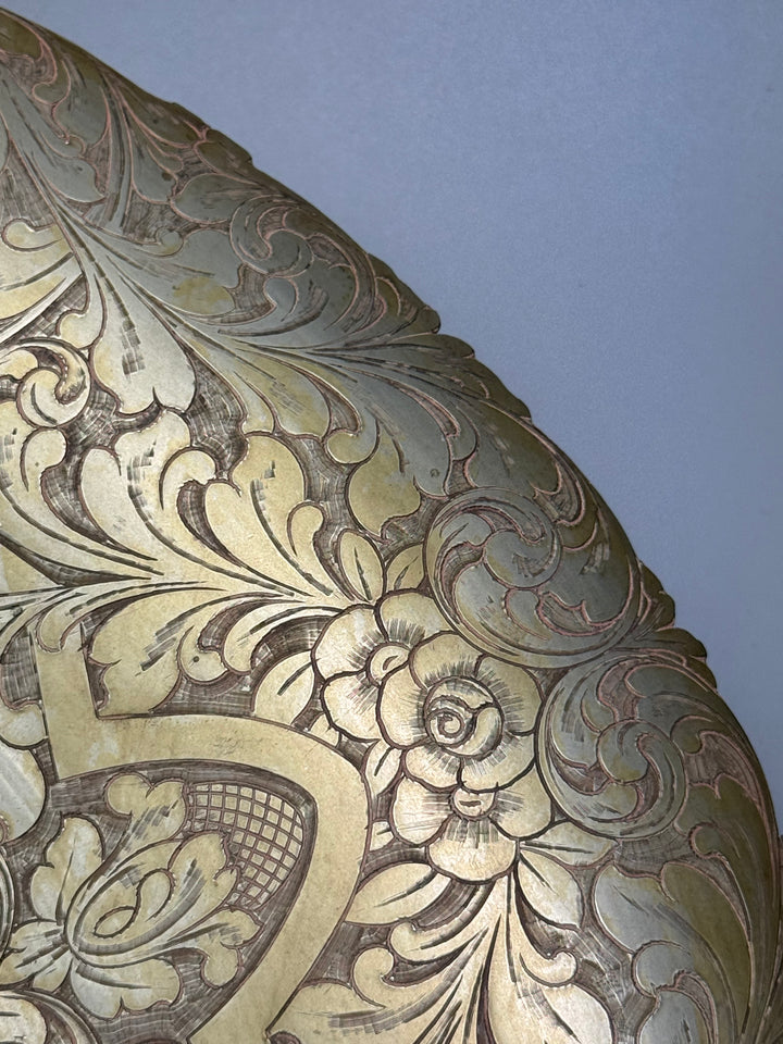 Centrotavola in metallo dorato con decoro floreale inciso vintage