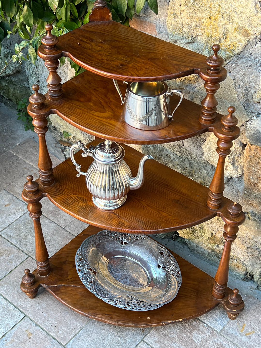 <p><span>Antica&nbsp;Étagère ad angolo in legno a quattro piani con colonne tornite.</span></p> <p><span>Condizioni come da foto</span></p> <p><span>Misure 72x42x90h&nbsp;cm</span></p>