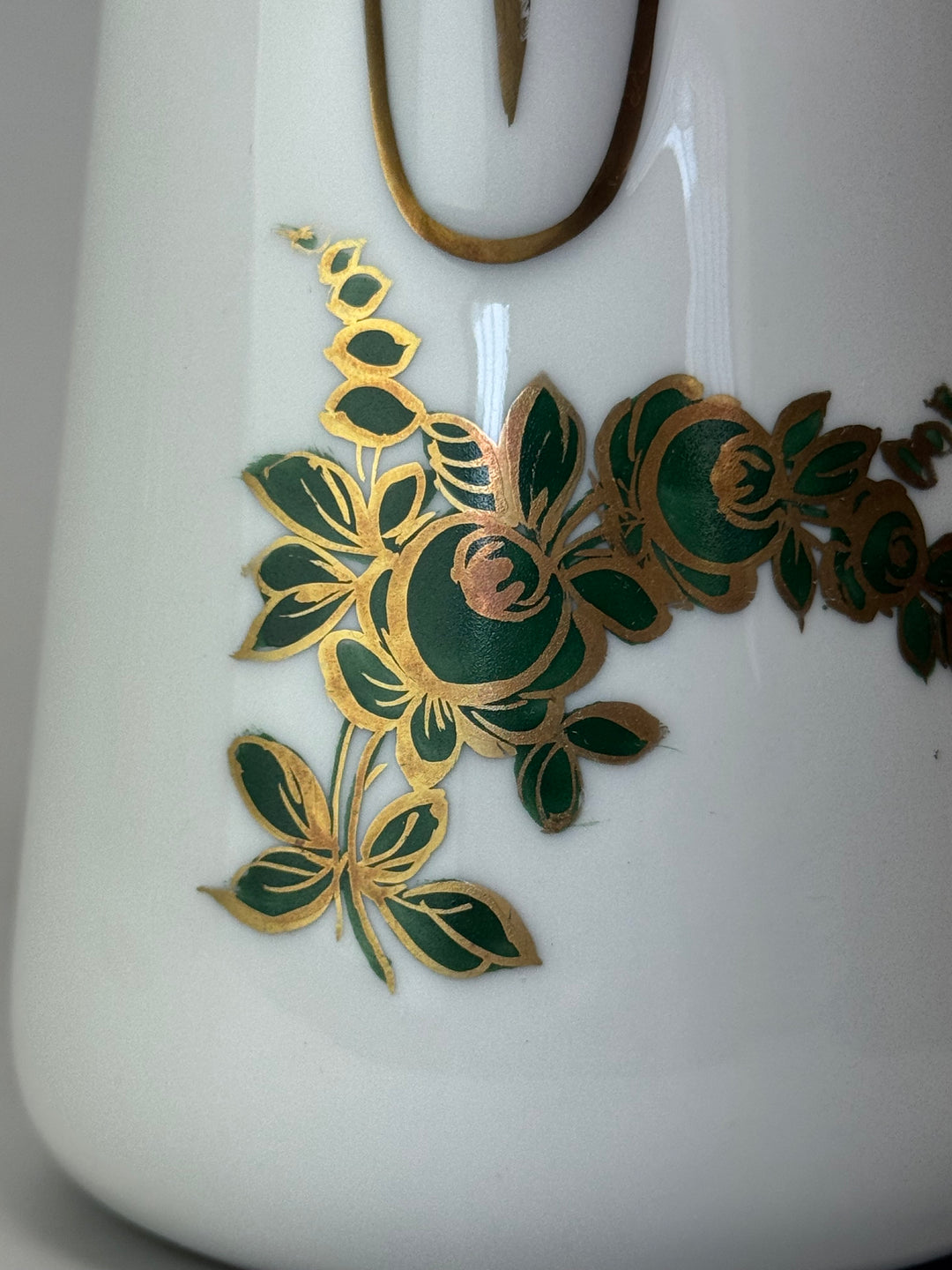 Cioccolatiera vintage in porcellana decorata con manico in legno