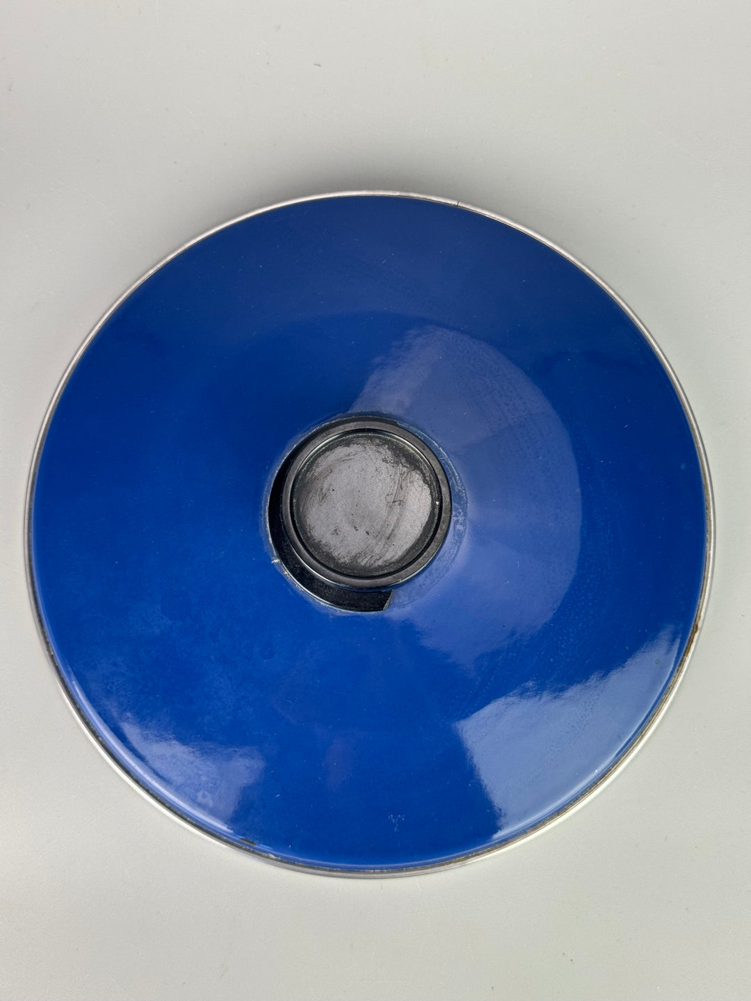 Set pentole vintage smaltate bianche e blu con decorazione floreale