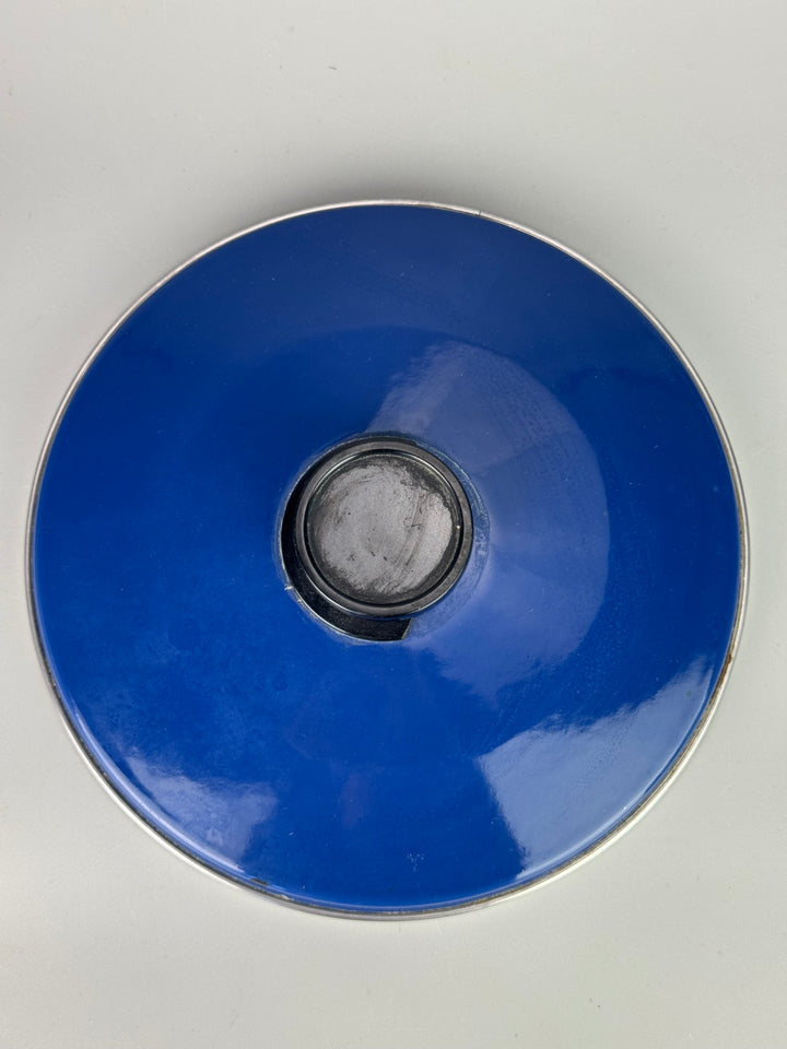 Set pentole vintage smaltate bianche e blu con decorazione floreale