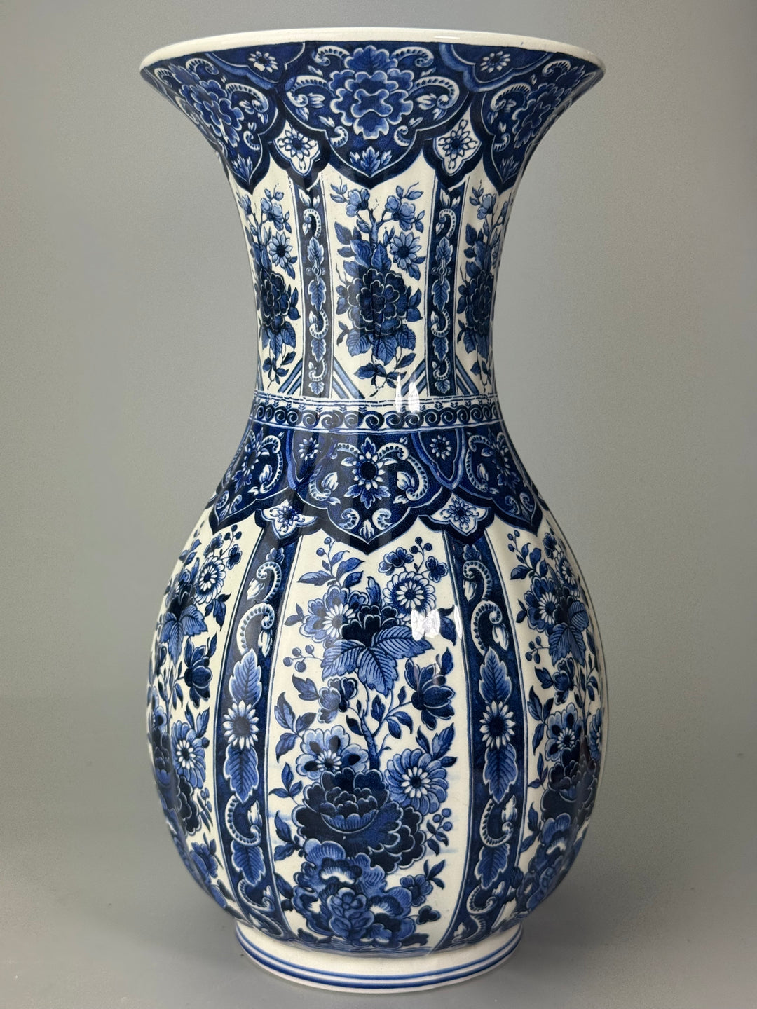 Vaso decorativo in ceramica bianca e blu stile delft