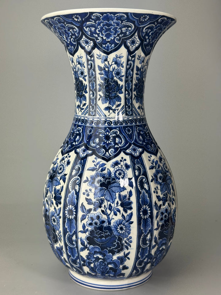 Vaso decorativo in ceramica bianca e blu stile delft
