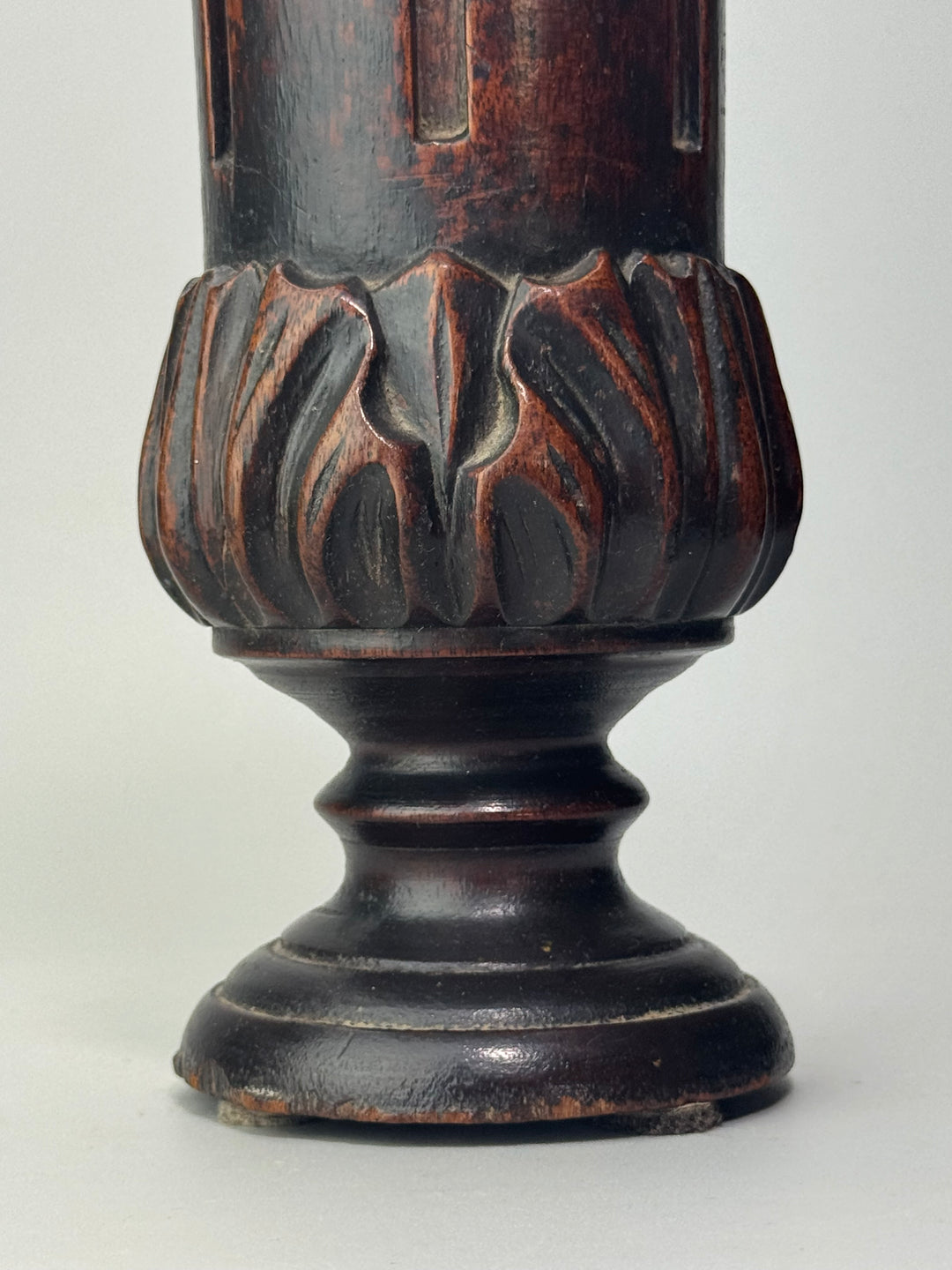 Vaso vintage in legno intagliato – decoro floreale – 22 cm
