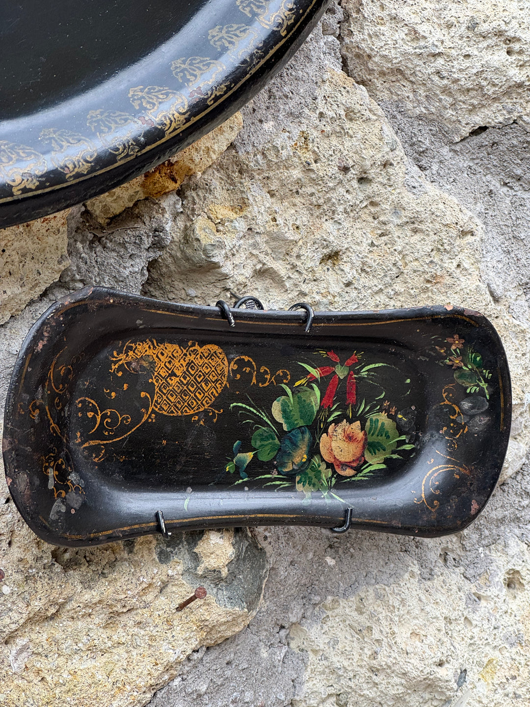 Set Vassoi vintage in metallo nero dipinti a mano con decorazioni floreali stile russo