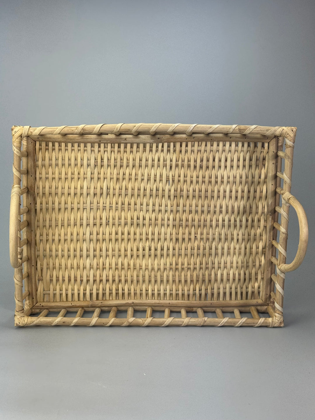Vassoio rettangolare in rattan con manici