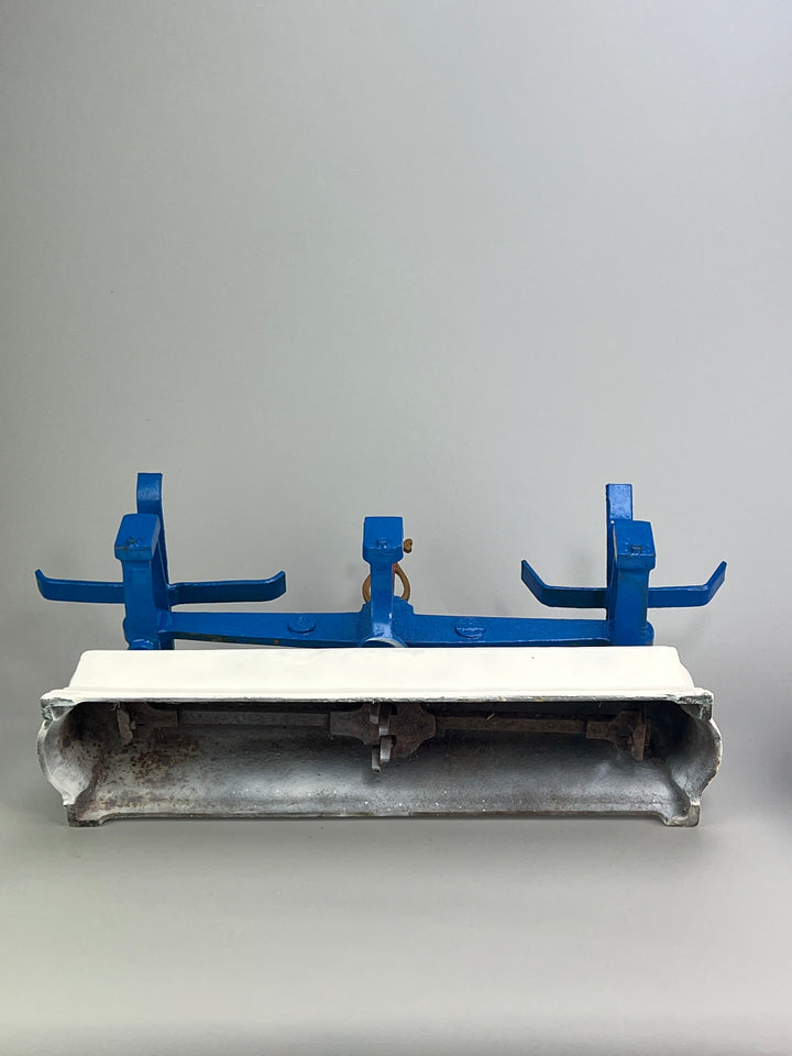 Bilancia vintage in ghisa con piatti in ottone