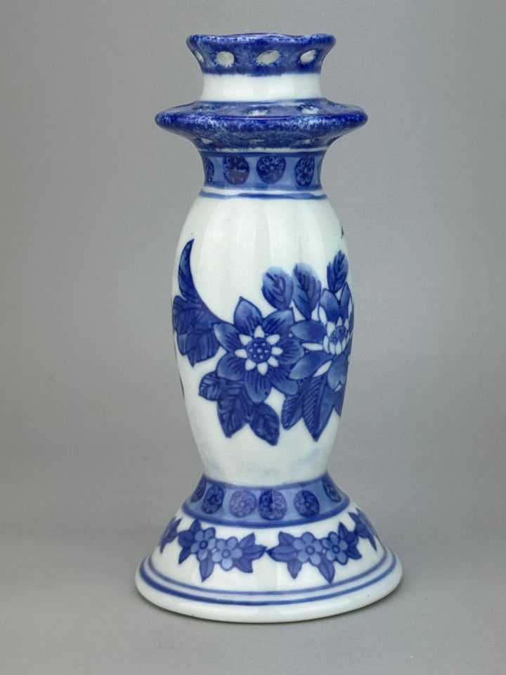 Coppia Portacandele in porcellana bianca e blu decoro floreale stile orientale
