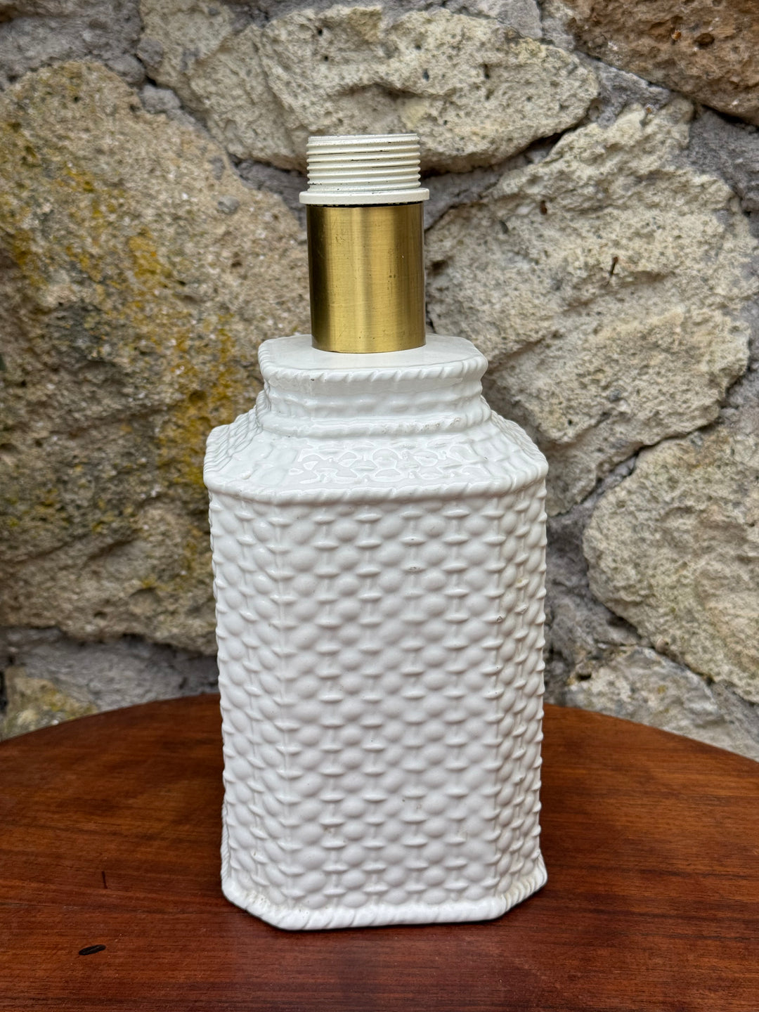 Lampada da tavolo vintage in ceramica bianca effetto intrecciato con paralume plissettato