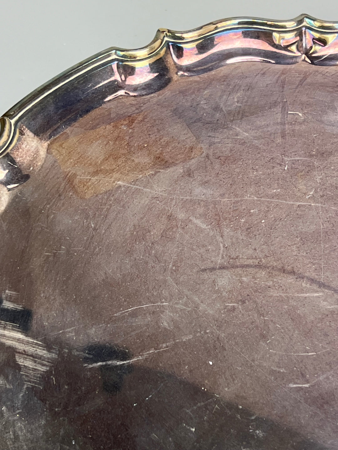 Vassoio rialzato vintage in metallo silverplated con bordo sagomato e piedini