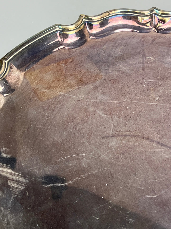 Vassoio rialzato vintage in metallo silverplated con bordo sagomato e piedini