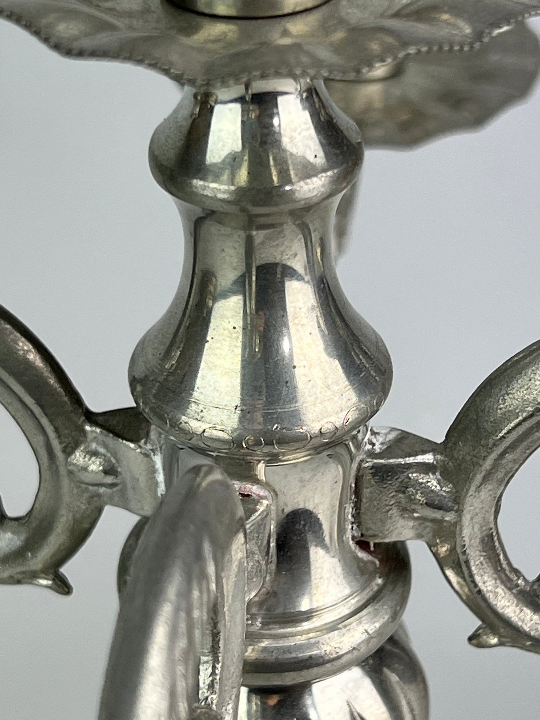 Coppia di candelabri in peltro a 5 bracci stile classico