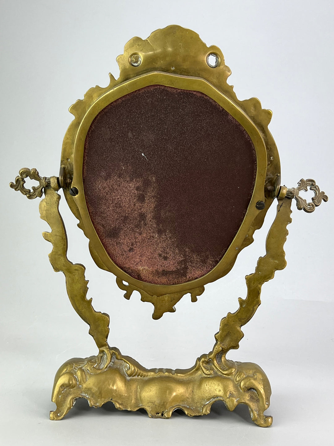 Specchio da tavolo in bronzo dorato con putti stile rococò