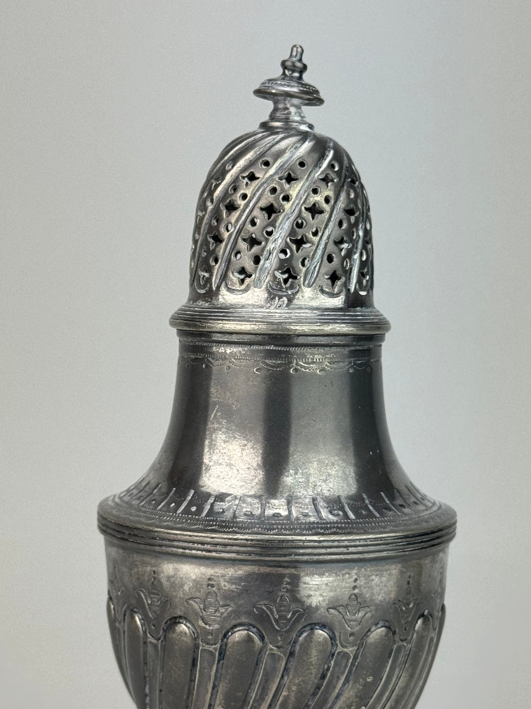 Spargizucchero inglese vintage in silverplate lavorato