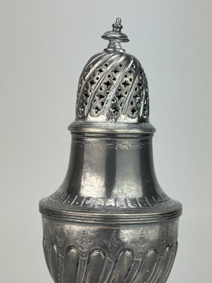 Spargizucchero inglese vintage in silverplate lavorato