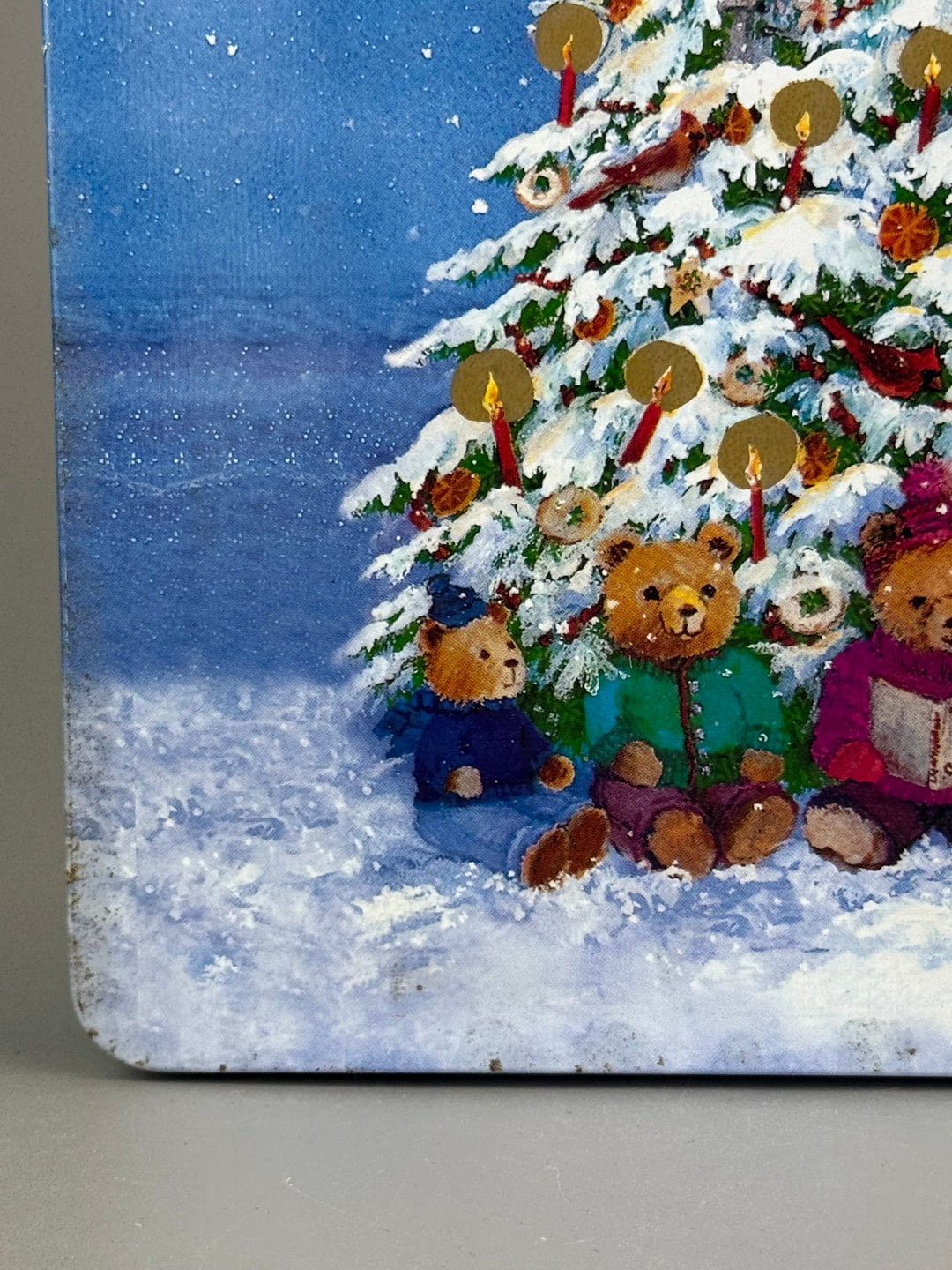 Scatola di latta natalizia vintage con orsetti e albero di Natale