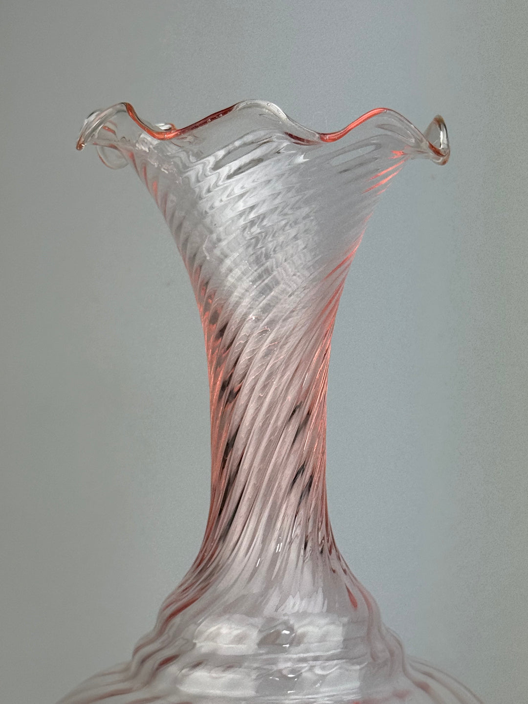 Vaso vintage in vetro rosa a spirale con bordo a fazzoletto
