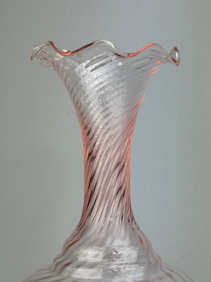 Vaso vintage in vetro rosa a spirale con bordo a fazzoletto