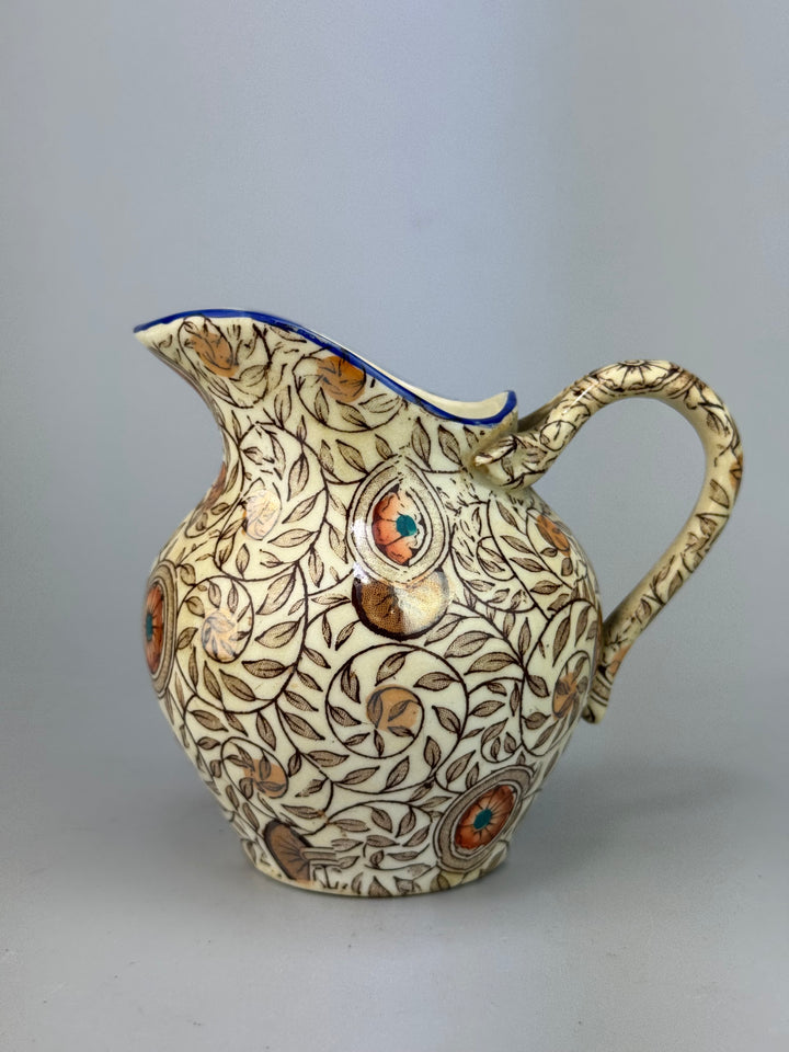 Lattiera in ceramica decorata con motivo floreale