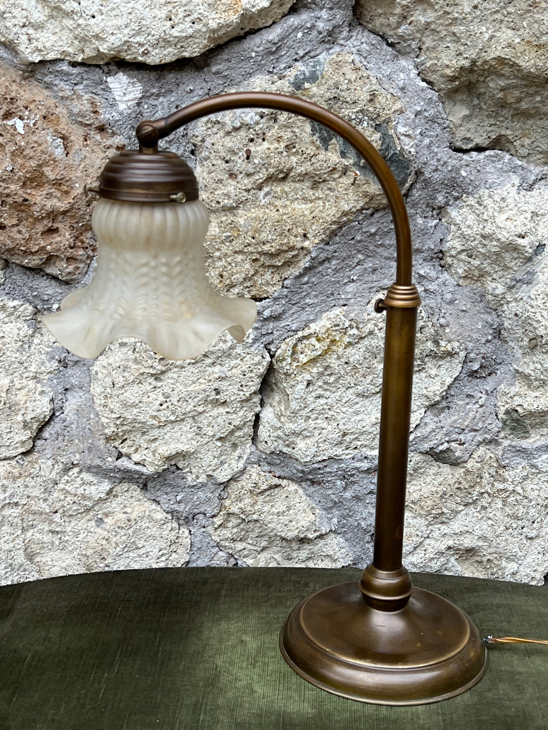 Lampada da Tavolo Regolabile in Ottone – Paralume in Vetro Satinato, Vintage