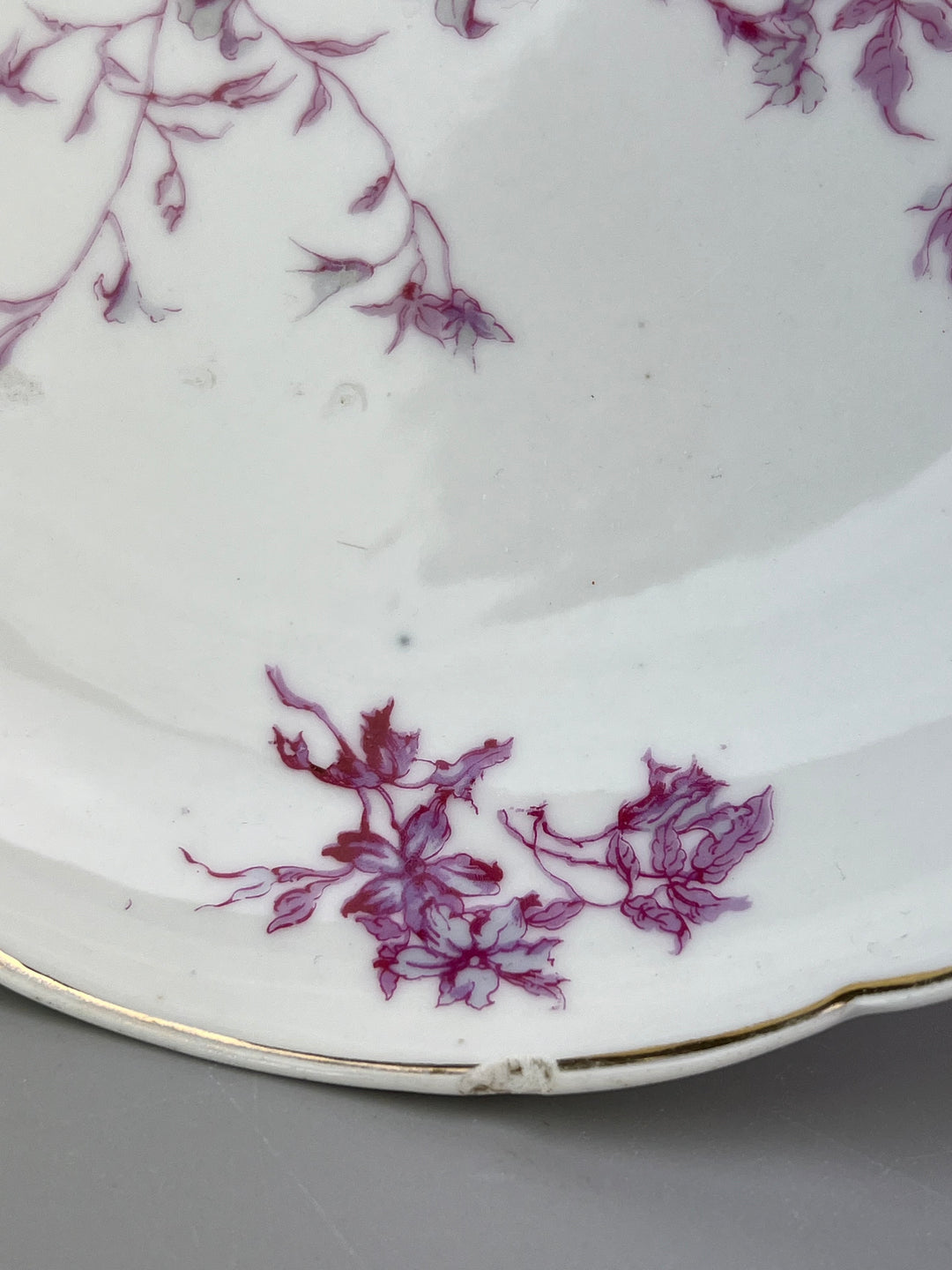 Alzata in porcellana Richard Ginori con decoro floreale viola