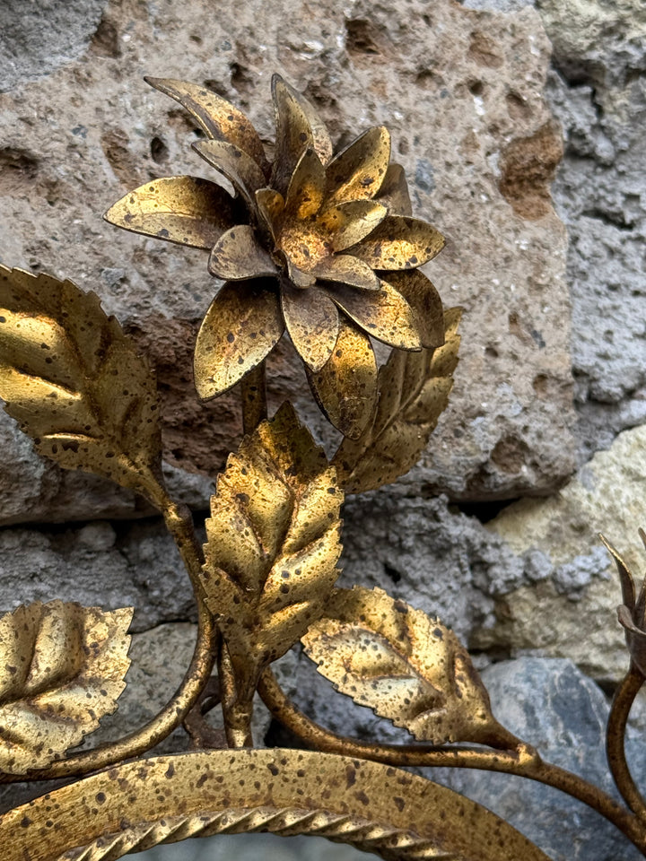 Specchio vintage in metallo dorato con fiori e foglie