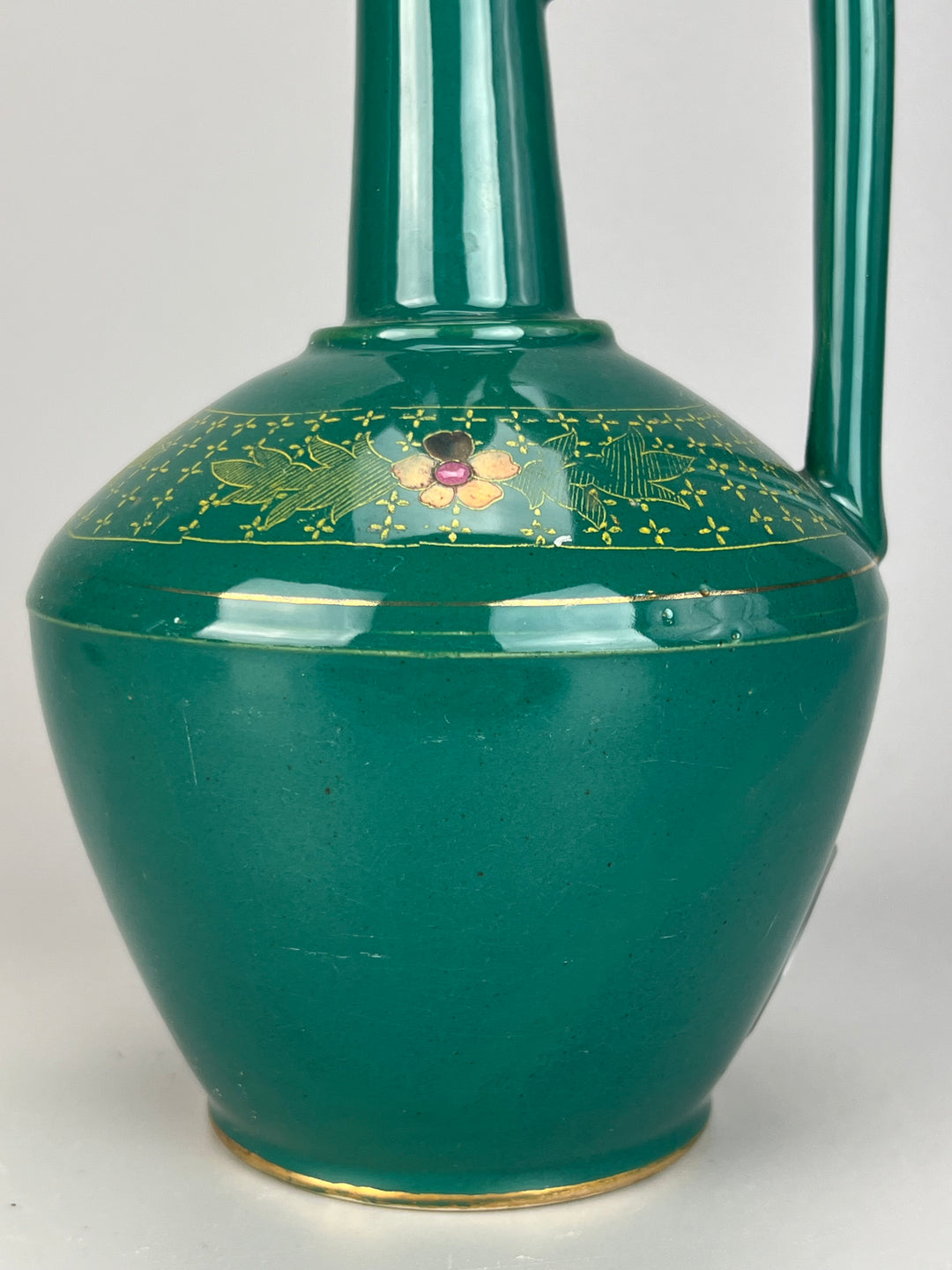 Brocca ceramica verde decorata