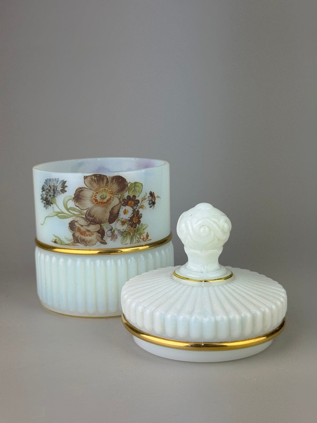 Porta bon bon vintage in vetro opalino bianco con decoro floreale