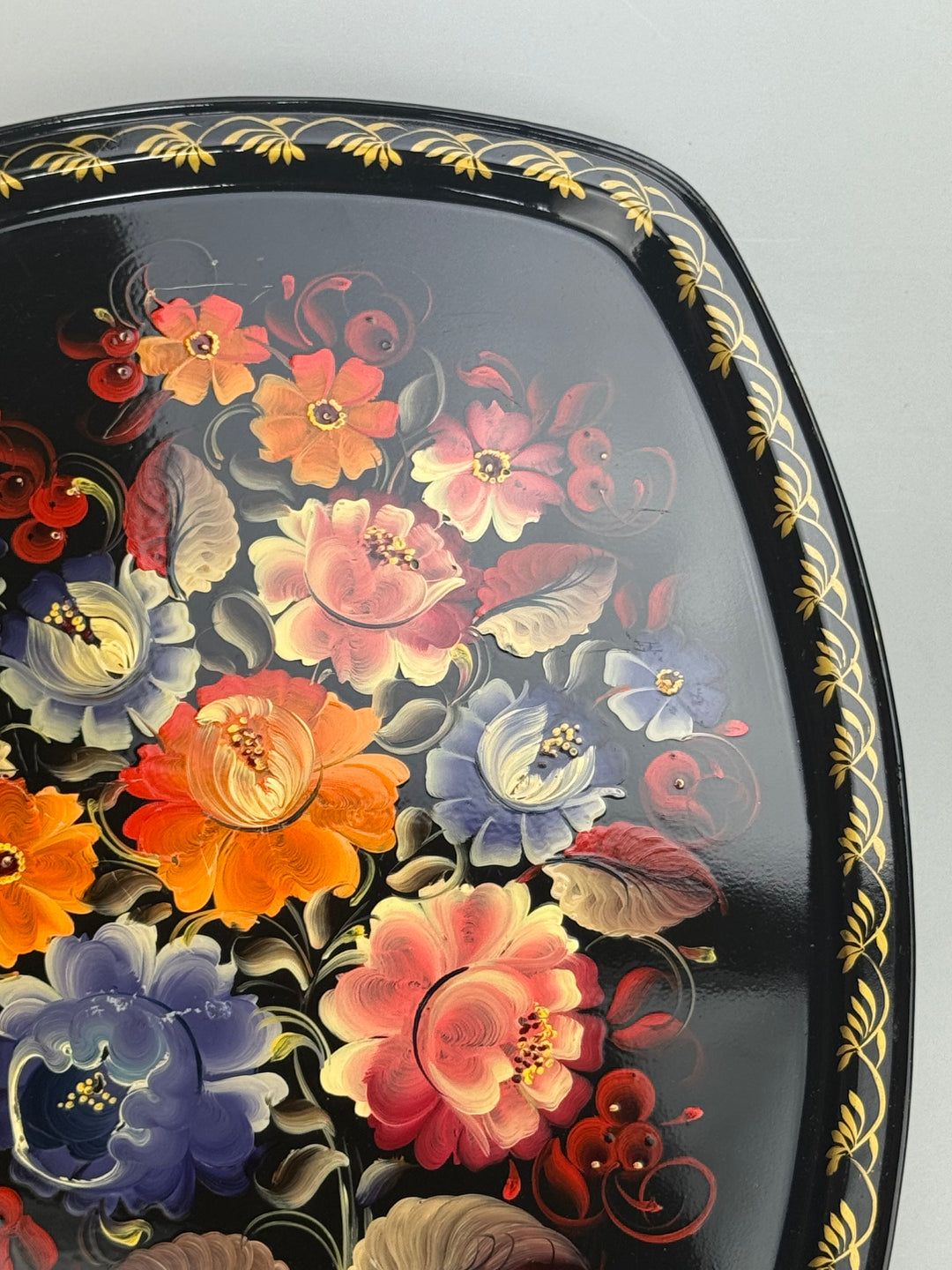 Vassoio russo in metallo dipinto a mano con decoro floreale su fondo nero