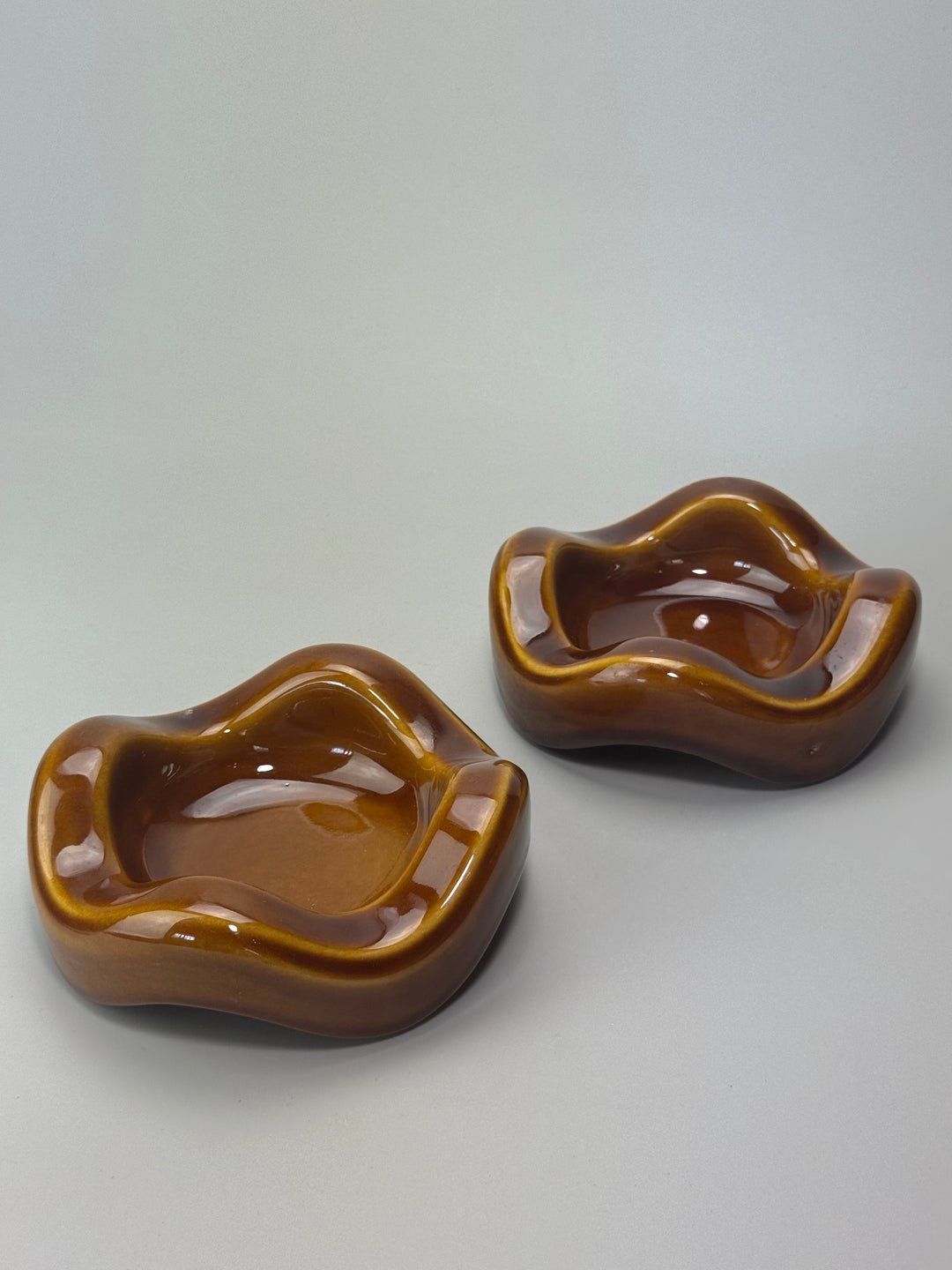 Coppia di Posacenere Mid-Century in ceramica smaltata color ambra