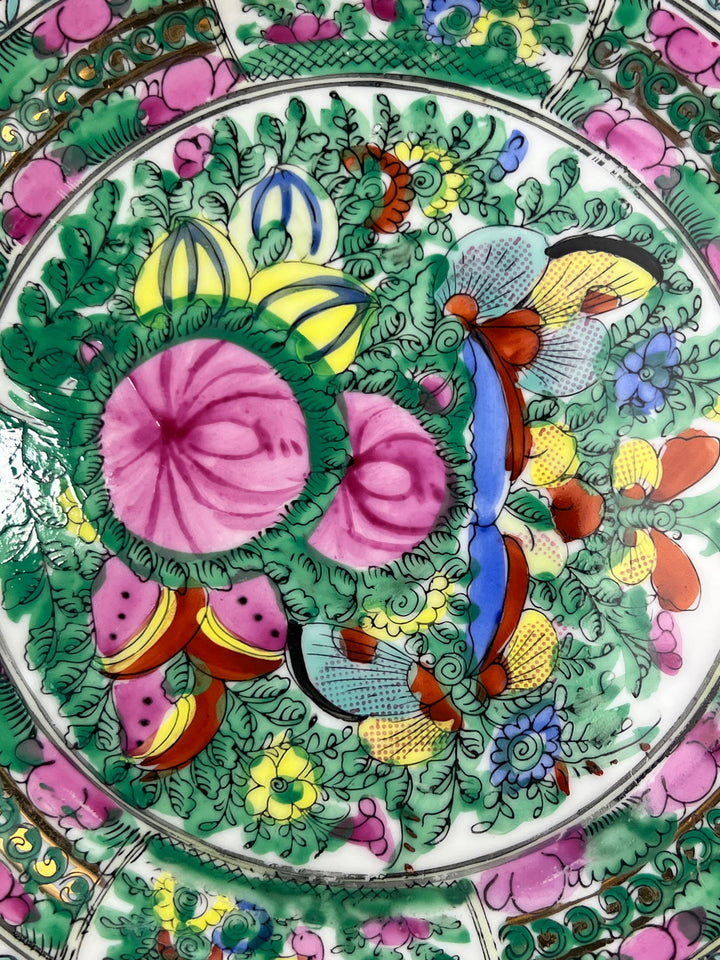 Piatto in porcellana cinese decorato a mano stile "Famille Rose"