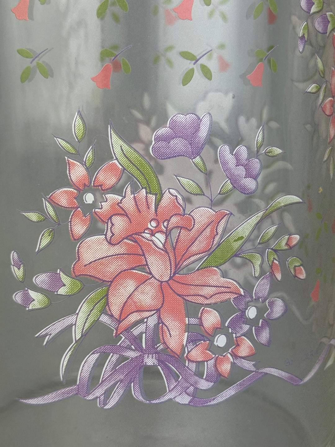 Brocca vintage in vetro trasparente con decorazione floreale rosa e lilla