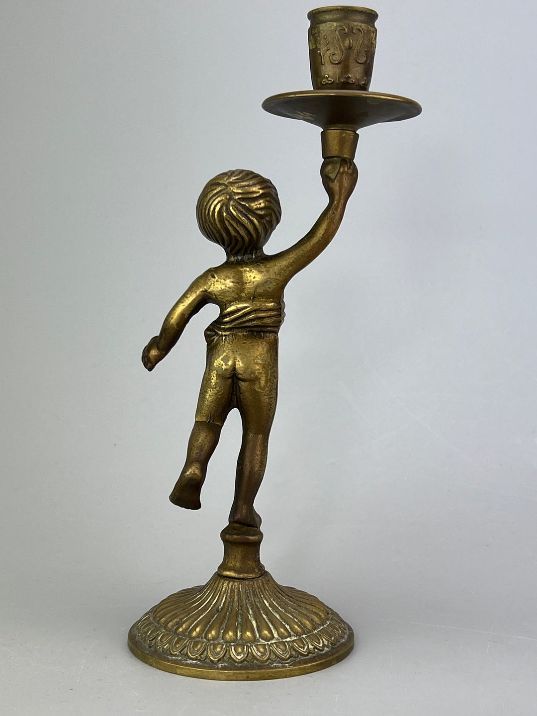 Coppia di putti portacandela in ottone dorato