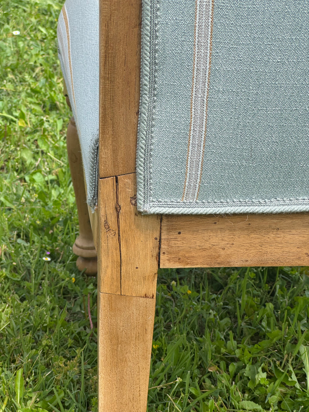 Coppia di poltrone francesi in legno chiaro con rivestimento a righe azzurro e beige