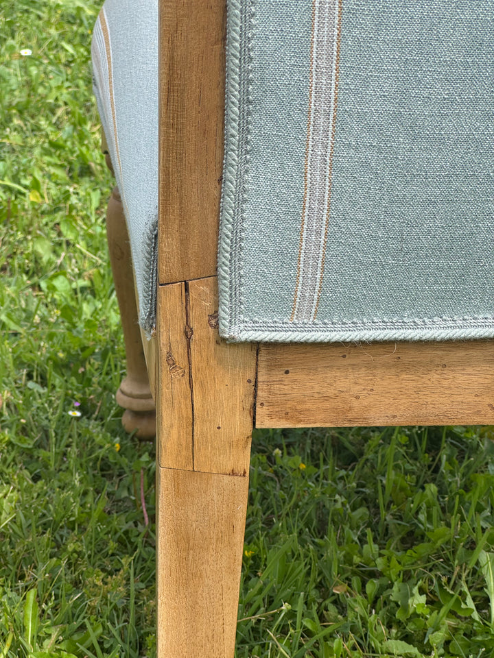 Coppia di poltrone francesi in legno chiaro con rivestimento a righe azzurro e beige
