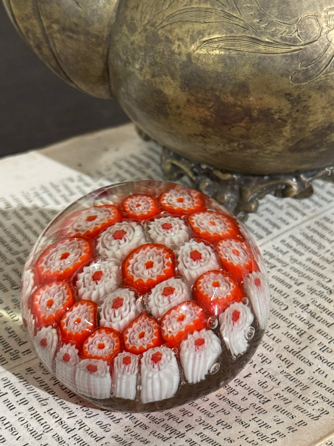 Fermacarte in vetro trasparente con murrine rosse e bianche lavorate a mano