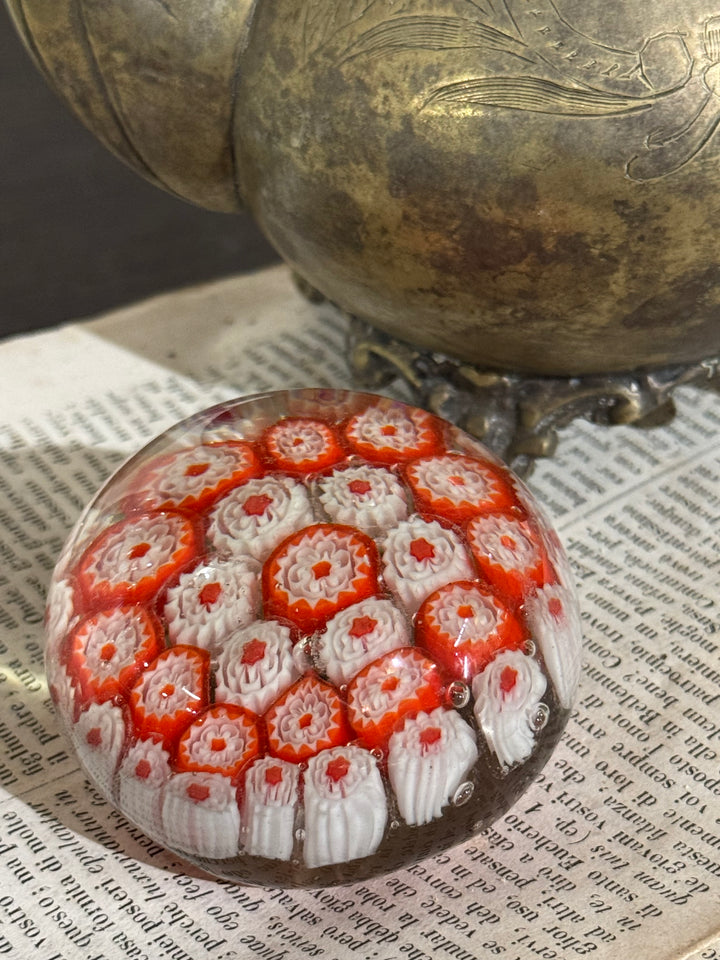 Fermacarte in vetro trasparente con murrine rosse e bianche lavorate a mano