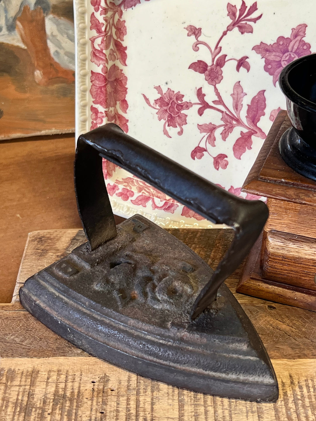 Ferro da stiro antico in ghisa scura con manico ad arco – oggetto decorativo vintage
