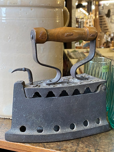 Ferro da stiro in ghisa vintage