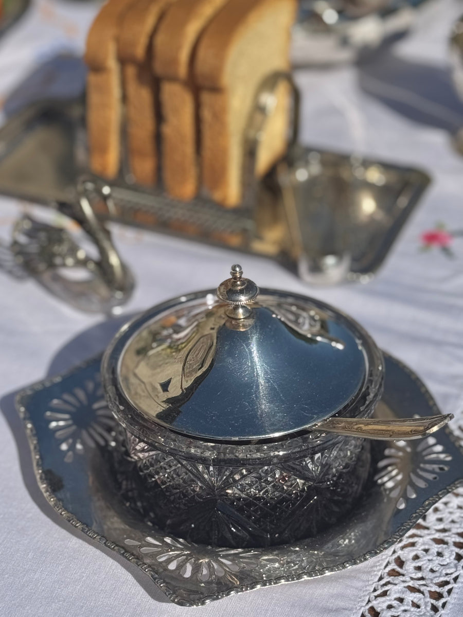 Formaggiera vintage in vetro pressato con coperchio e vassoio in silverplate 
decorato