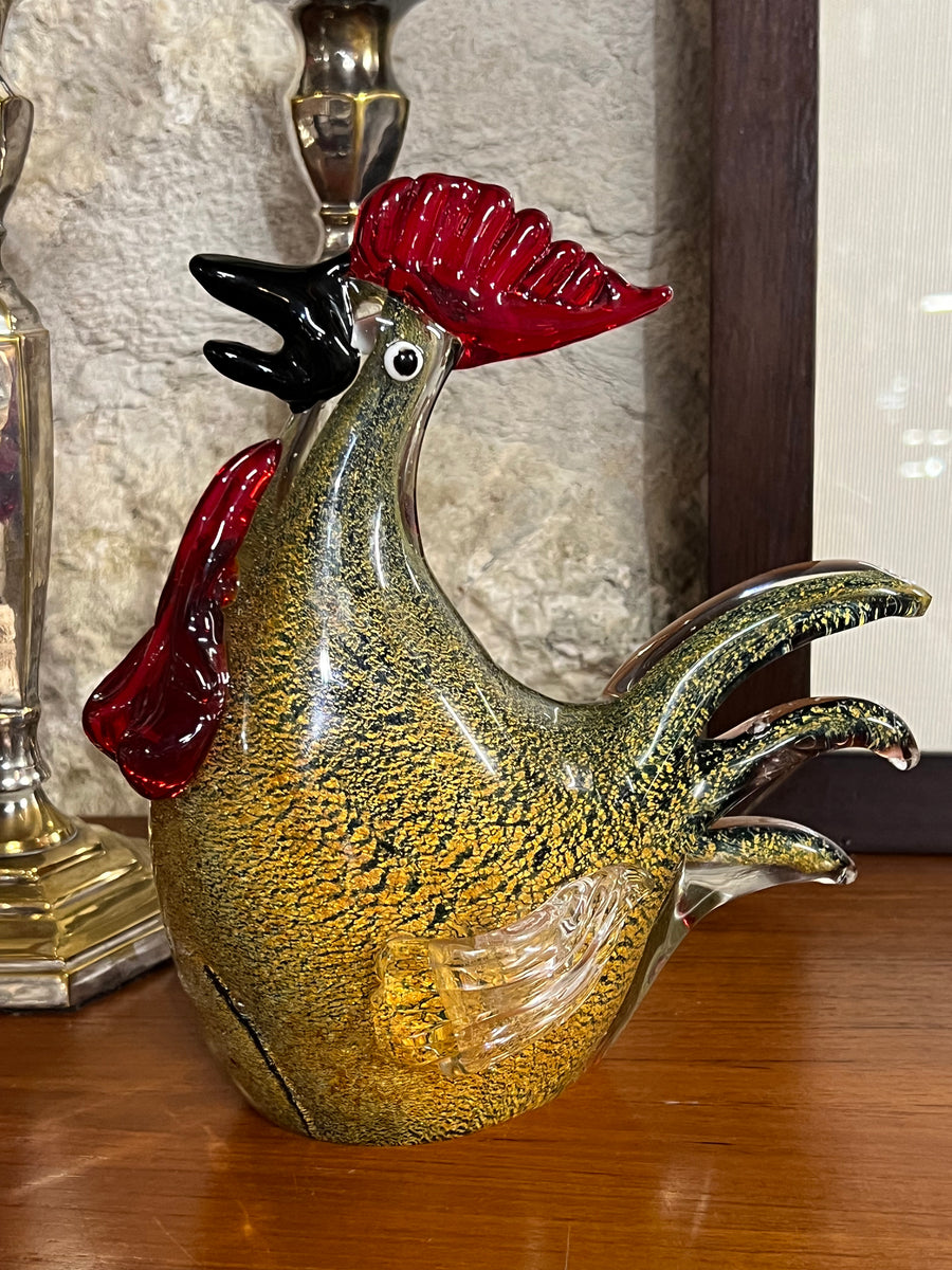 Scultura di gallo in vetro soffiato con dettagli in foglia d’oro e cresta rossa