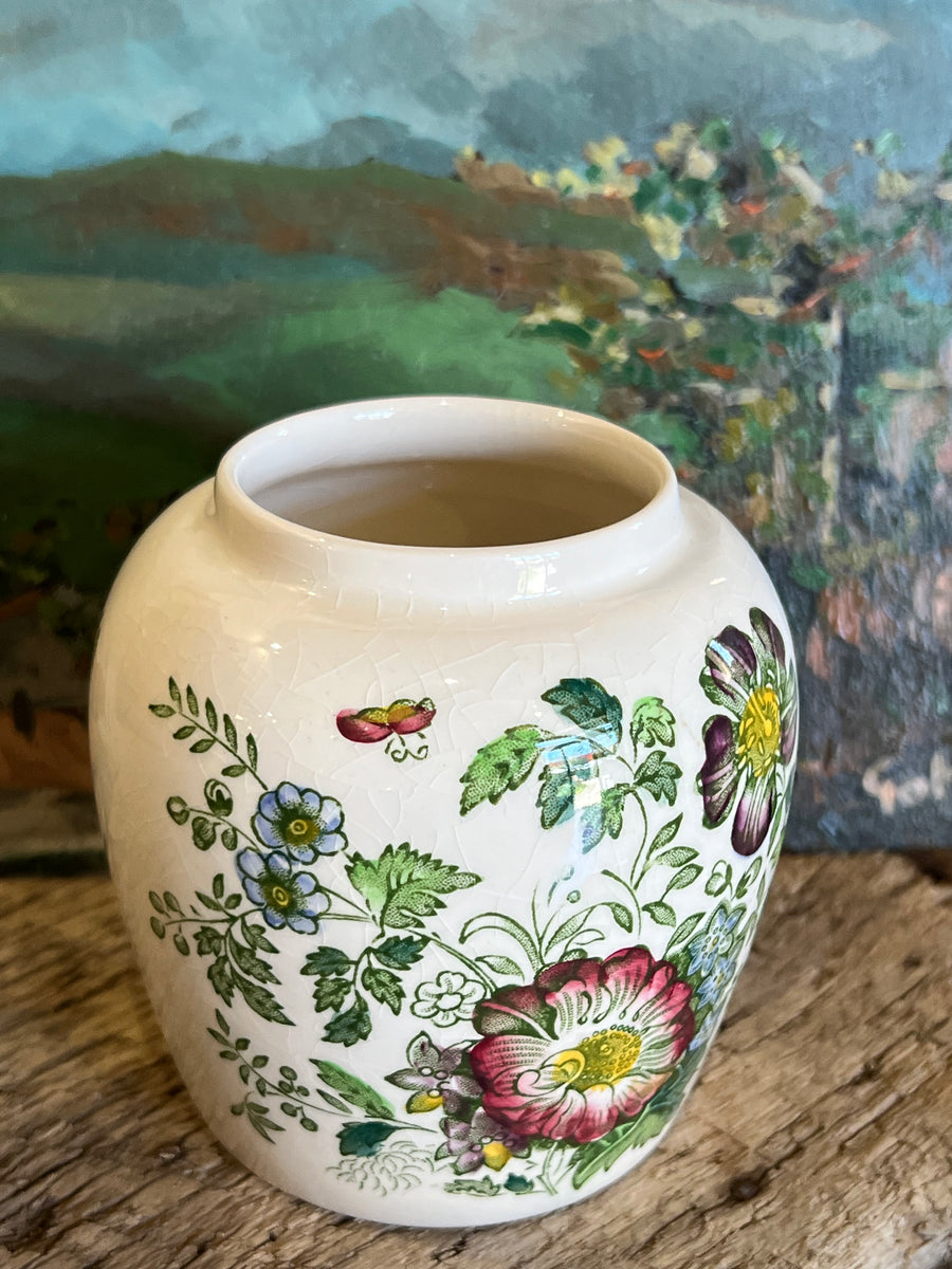 Splendido Ginger Jar realizzato dal marchio inglese Mason's Ironstone con decoro verde "Paynsley Pattern".  Da aggiungere alla vostra collezione o da utilizzare all'interno della vostra cucina come portaspezie.  Diametro 9,5 cm Altezza 10 cm&nbsp;