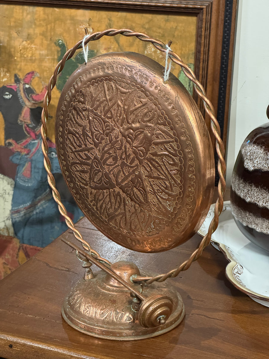 Gong decorativo in rame cesellato con supporto e battente